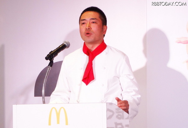 新バーガーを説明した日本マクドナルド　メニューマネジメント部　若菜重昭上席部長