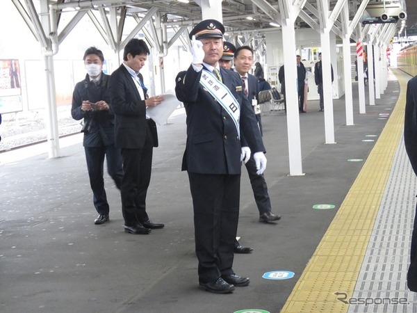 田辺監督は「L-train」の到着まで指さしの練習をしていた。