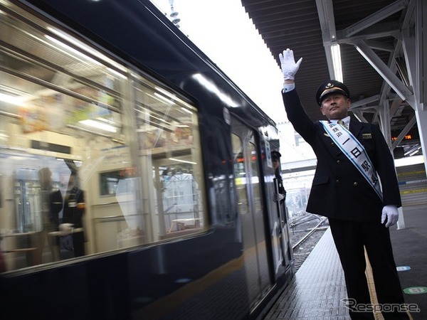 「L-train」の発車を見送る田辺監督。二代目の「L-train」は約3年間運行される予定だ。