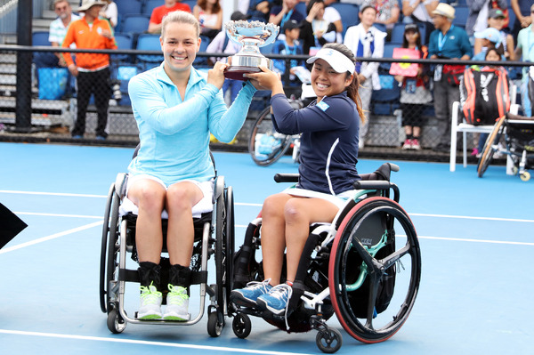 上地結衣、マリヨレン・バウスが全豪オープン車いすテニスの部ダブルスで優勝（2016年1月30日）