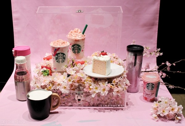 “SAKURA”シリーズのドリンク＆スイーツと、「Serene」デザインのグッズ類
