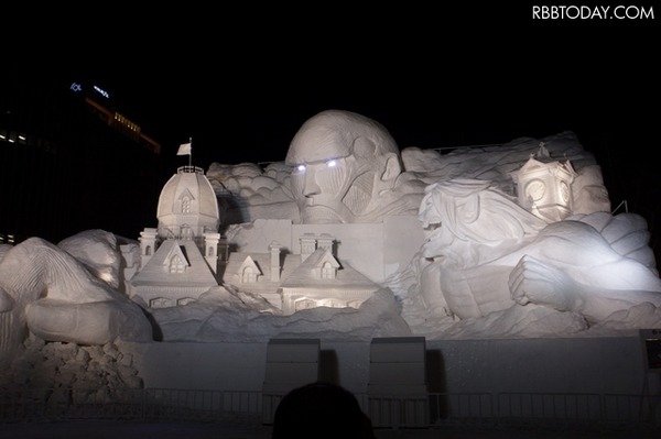 ライトアップされる撃の巨人 大雪像