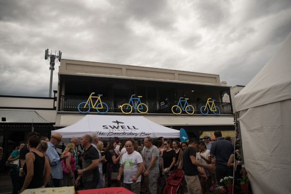 カフェやバーのお店も自転車がディスプレイ