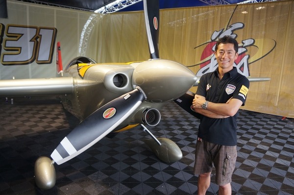 レッドブル・エアレースに出場する日本人パイロット室屋義秀選手