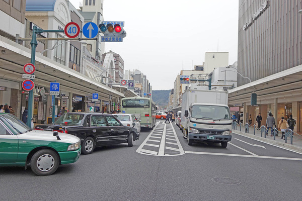 片側1車線となった四条通の車道部分。中央は緊急車両が通行するスペース