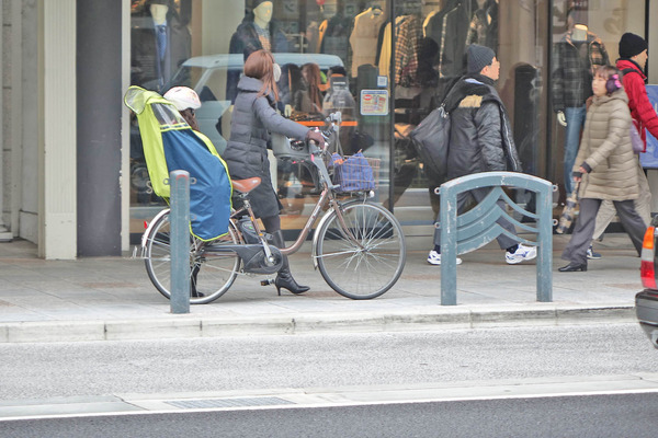 短時間の観察では、誰もが自転車を押していた