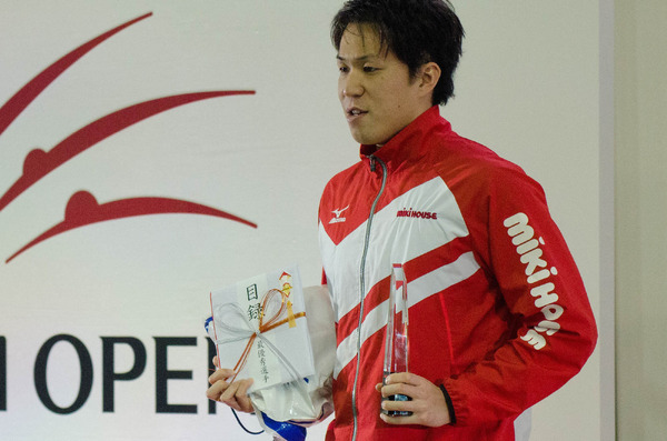 第32回コナミオープン、男子最優秀選手の小関也朱篤（2016年2月21日）