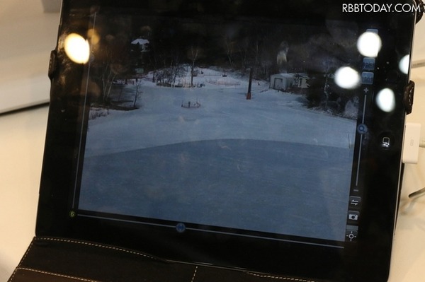 スキー場に設置したネットワークカメラがとらえた映像。例えばスキー場近くの旅館やホテルが同システムを導入すれば、宿泊客に対して天候への助言や注意をうながすことができる（撮影：防犯システム取材班）