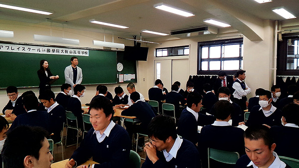 國學院大學久我山中学高等学校（高校2年生）の生徒たちと元プロ野球選手・野村弘樹氏で行われた「フェアプレイスクール」（2016年2月24日）