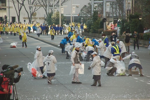 37000人のランナーを陰で支えているのは、10000人を超えるボランティアたちだった