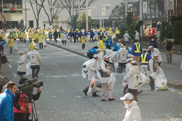 37000人のランナーを陰で支えているのは、10000人を超えるボランティアたちだった