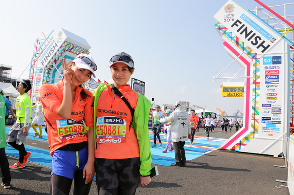 東京マラソン2016フィニッシャーをバックに記念撮影する宮河マヤ（左）と大木美佳