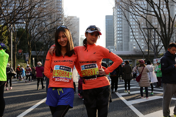 東京マラソン2016の前に笑顔を見せる宮河マヤ（左）と大木美佳