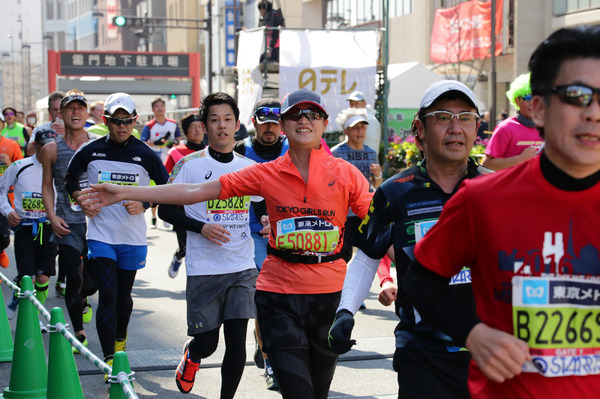 東京マラソン2016、ランニング中も余裕を見せる大木美佳