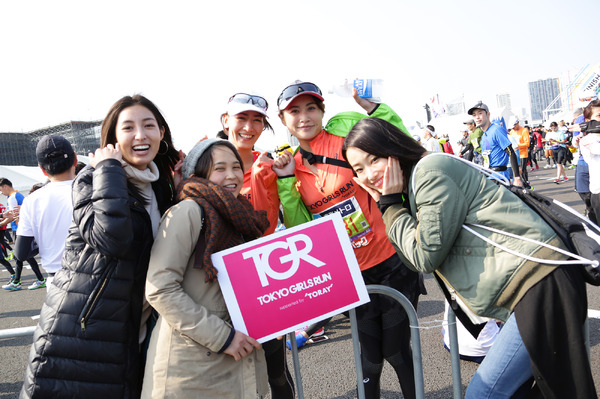 東京マラソン2016、応援に駆けつけた東京ガールズランのメンバーたち