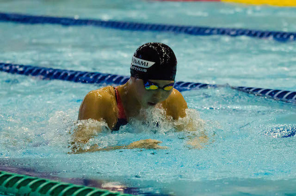 コナミオープン女子100m平泳ぎ決勝で泳ぐ宮坂倖乃選手（2016年2月21日）