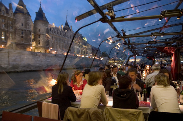 Dinner on Parisian river boat（セーヌ川を航行する船でディナーを楽しむパリジャン）