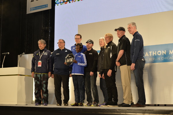 アボット・ワールドマラソンメジャーズの優勝者はメアリー・ケイタニー（中央）