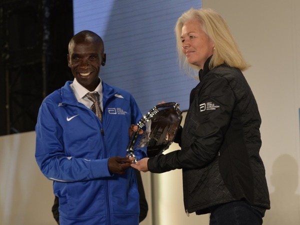 アボット・ワールドマラソンメジャーズの優勝者エリウド・キプチョゲ（左）