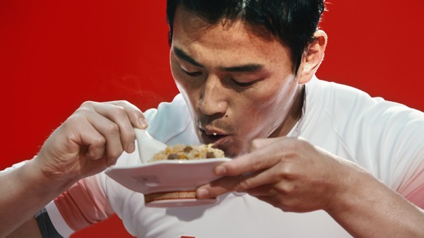 五郎丸歩、ニチレイ「本格炒め炒飯」「本格焼おにぎり」の新CMで新ルーティン披露