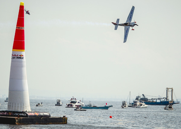 レッドブル・エアレース千葉大会、室屋義秀の操縦する飛行機（2015年5月17日）