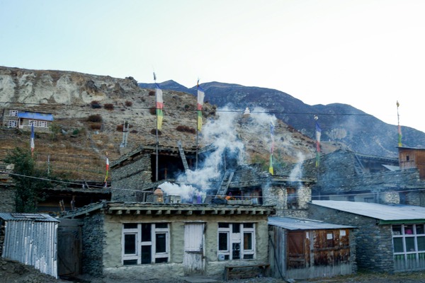 ネパール　朝焼けと共に各家庭からは朝ごはんの準備の煙が立ち始めます