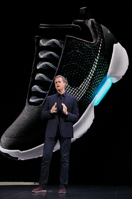 ナイキ、自動で靴ひもを結ぶ「ハイパーアダプト 1.0」発表…新しい時代へ
