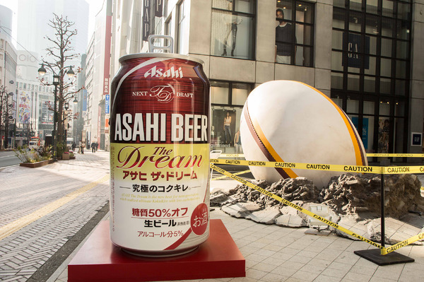 アサヒ「ザ・ドリーム」の発売にあわせ、巨大ラグビーボールを渋谷パルコ前に展示