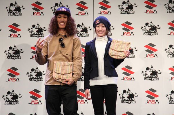 スノーボードの角野友基（左）と鬼塚雅がJAPAN ACTION SPORTS AWARDSを受賞