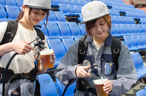 横浜DeNAベイスターズのオリジナル醸造ビール「BAYSTARS ALE」販売スタッフ衣装のお披露目会。dianaの中村比菜さん（右）と若槻彩香さん（2016年3月23日）