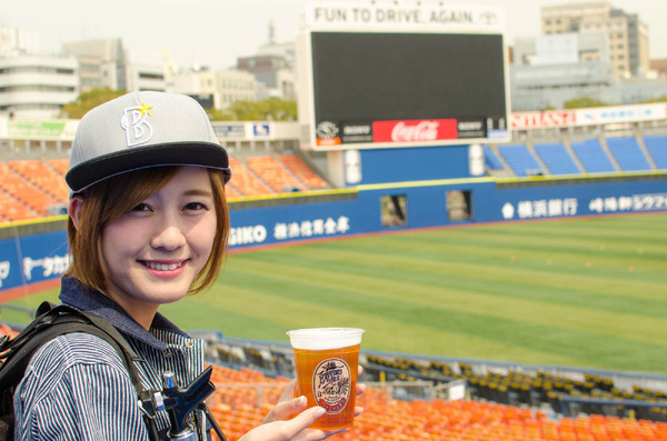 横浜DeNAベイスターズは2016年シーズンよりオリジナル醸造ビール「BAYSTARS ALE」を横浜スタジアムで発売する。紹介するdianaの中村比菜さん（2016年3月23日）