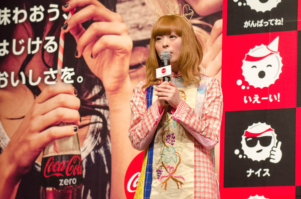 「コカ・コーラ」スタンプボトル発売記念イベントに登壇したきゃりーぱみゅぱみゅ（2016年3月28日）