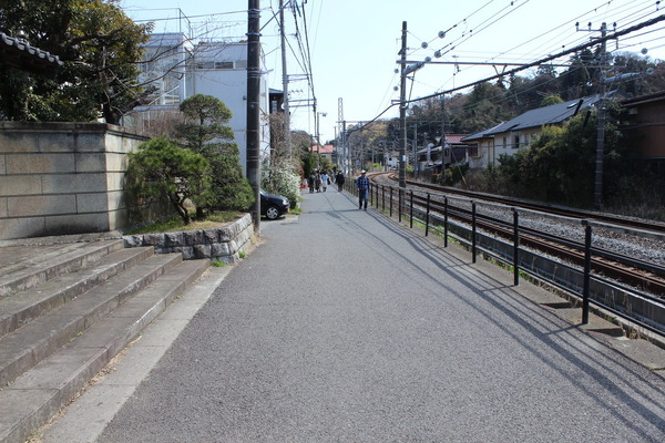 北鎌倉駅から下りて、線路沿いをしばらく歩く