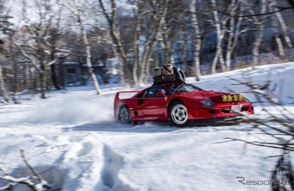 雪山を疾走するフェラーリF40