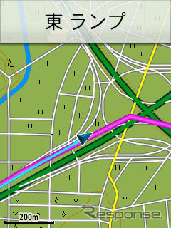 地図を拡大表示していくと、スカスカの表示になってしまう。これはナビ機能を使っているところで、赤いラインがルートを示している。