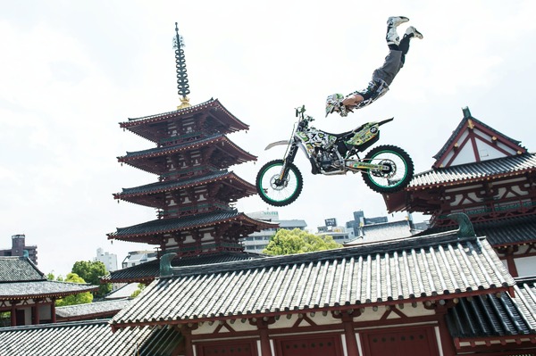 日本最古の仏教寺院のひとつ四天王寺でモトクロス選手が過激に宙を舞った