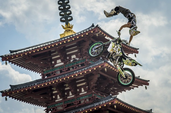 日本最古の仏教寺院のひとつ四天王寺でモトクロス選手が過激に宙を舞った