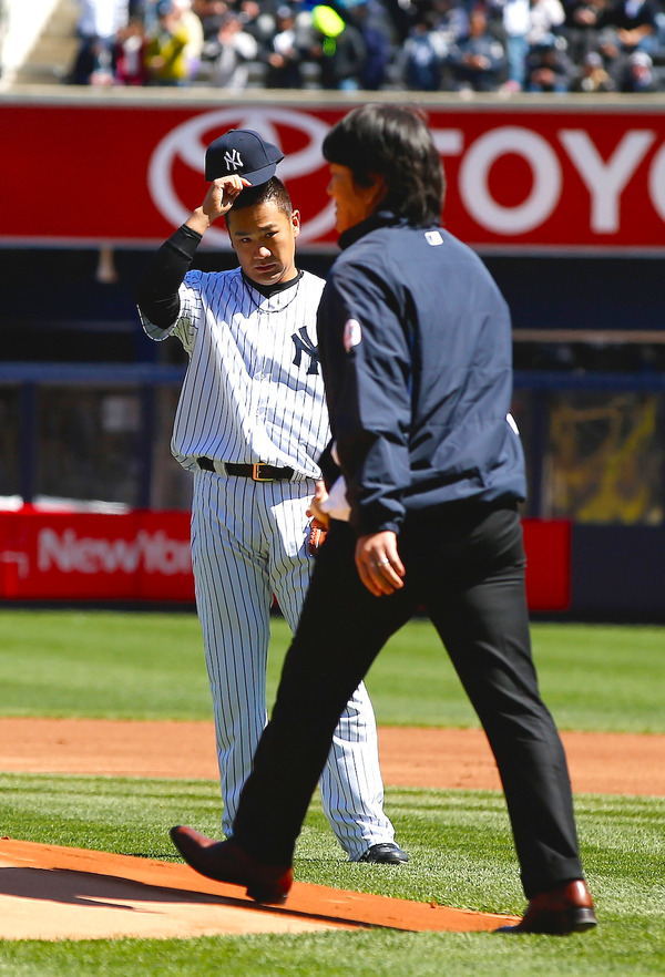松井秀喜（右）がニューヨーク・ヤンキースの始球式に登場。田中将大があいさつ（2016年4月5日）