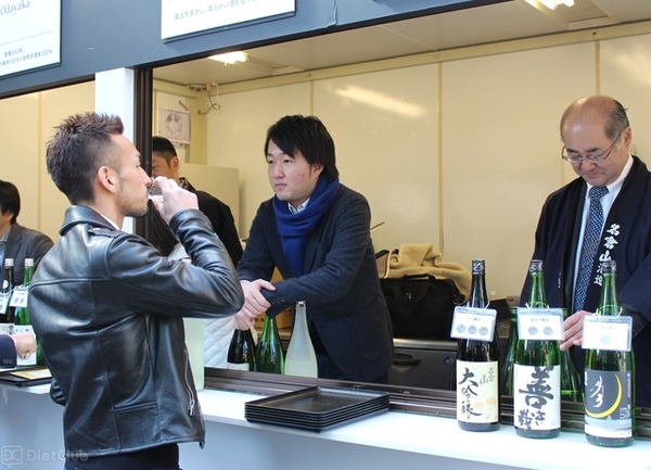 中田英寿氏が、イベント会場で日本酒を味わっているところ