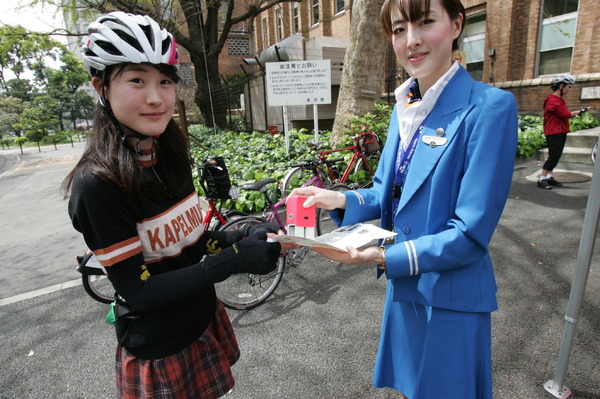 日比谷公園でKLMオランダ航空のCAさんにスタンプをもらう