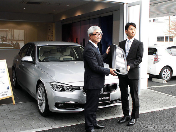 セントラル自動車技研代表取締役社長・田中徳兵衞氏と高宮祐樹選手（Central BMW 浦和営業所、4月9日）