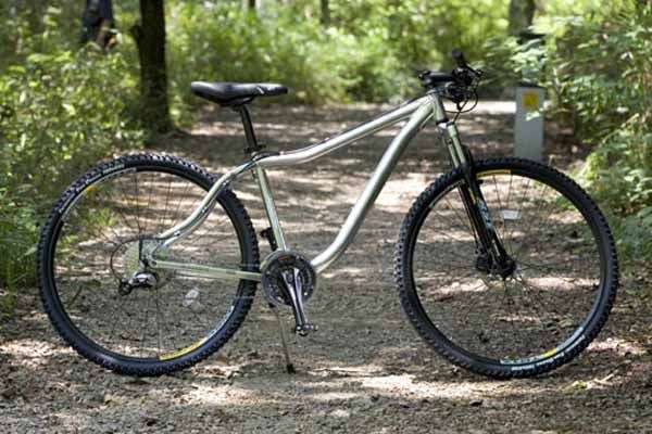ナショナル自転車は、「アルミメガウェーブフレーム」を使用した、29インチの高速ツーリングMTB「グランディ」を発売した。