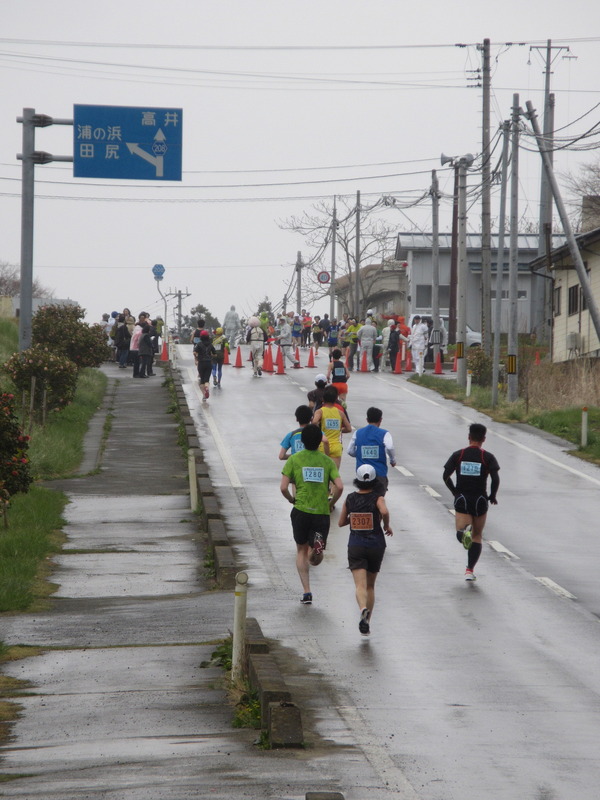 ランニング愛好家が風雨に負けず奮闘…気仙沼大島つばきマラソン