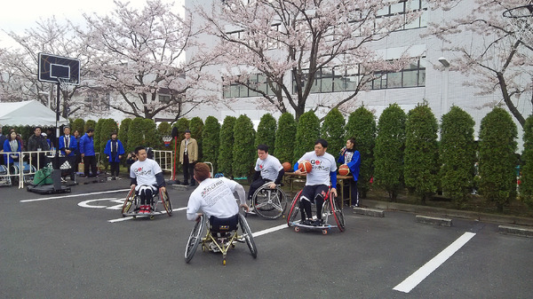 車いすバスケットボールの選手らが一般向けに競技デモンストレーションを行った