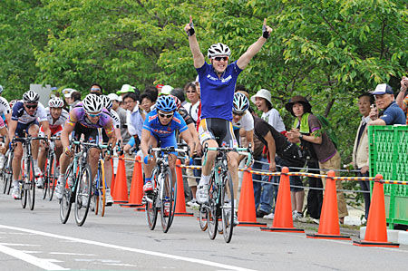 　第13回ツアー・オブ・ジャパンは19日、岐阜県美濃市で美濃ステージが行われ、初日の堺ステージを制したオーストラリアのリー・ハワード（19＝チームAIS）がチームメイトと協力して区間優勝を勝ち取った。日本人トップは区間3位の西谷泰治（28＝愛三工業）。個人総合時