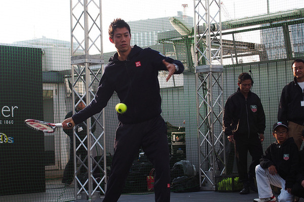 デモンストレーションを行う錦織圭