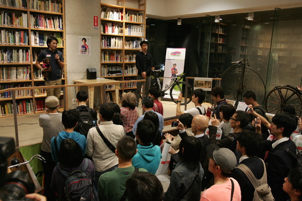 都内の自転車文化センターで行われた新城幸也の熊本震災支援トークショー