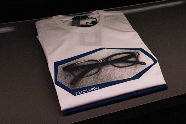 デザイナー2人のアイコニックアイテムの眼鏡をモチーフにしたTシャツ
