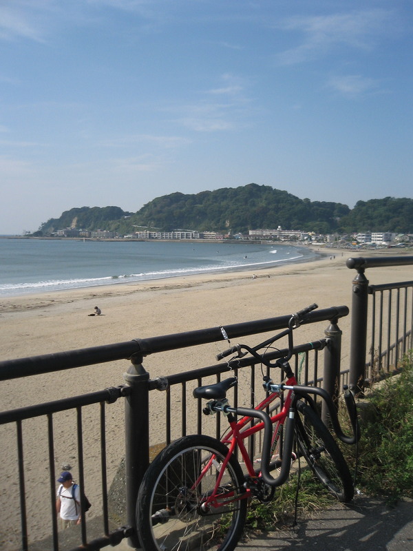 由比ヶ浜。鎌倉駅から徒歩の観光客はまずここにくる。江ノ島東浜とともに湘南海岸の代表とも言えるビーチ