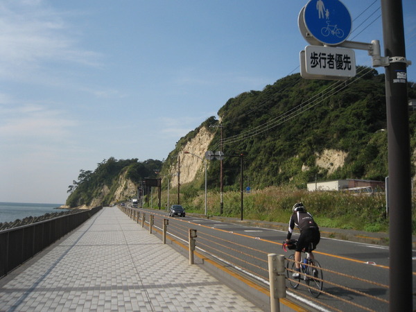 坂ノ下。このあたりの緑地はすべて鎌倉海浜公園。タイル貼りの遊歩道が続く。稲村ガ崎までは上りとなる